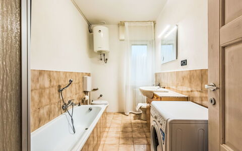 Livia: Sol, Luminaire Plomberie, Salle De Bains, Sol, Design Intérieur, Plomberie, Plafond, Robinet, Pièce, Toilette