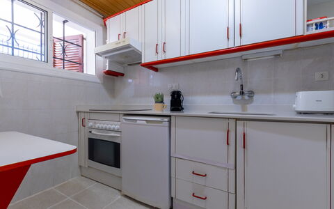Delfines: Cuisine, Principaux Appliance, Comptoir, Appareil De Cuisine, Evier, Sol, Cabinetry, Design Intérieur, Évier, Sol