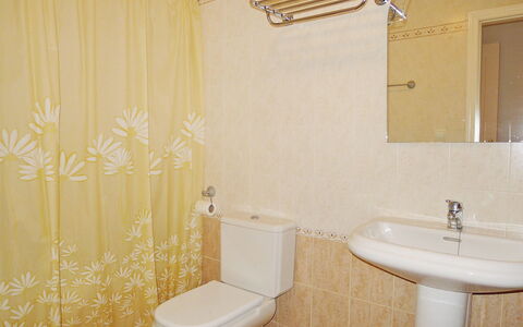 Altea Dorada: Salle De Bains, Propriété, Pièce, Mur, Tuile, Design Intérieur, Lavabo, Luminaire Plomberie, Architecture, Robinet
