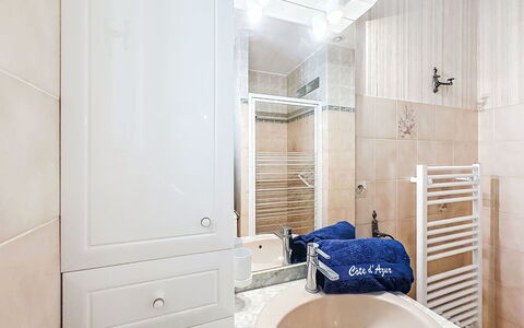 Le Racine: Sol, Design Intérieur, Luminaire Plomberie, Sol, Salle De Bains, Armoire De Toilette, Robinet, Miroir, Pièce, Plomberie