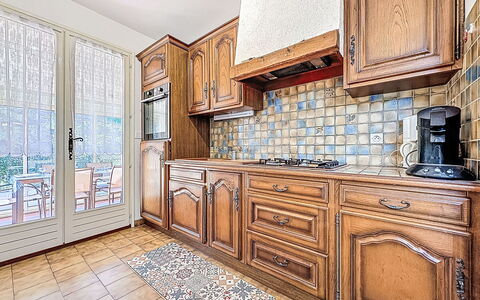 Le Racine: Cuisine, Comptoir, Bois, Cabinetry, Sol, Design Intérieur, Sol, Domicile, Placard, Pièce