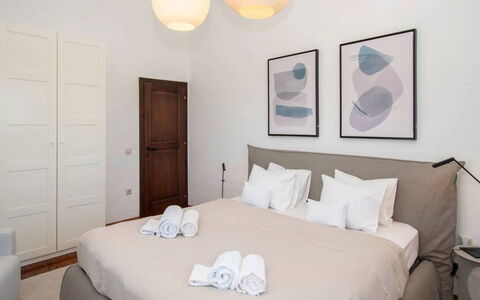 Istrian Oasis: Meubles, Lit, Design Intérieur, Sol, Chambre, Sol, Bois, Literie, Pièce, Plafond