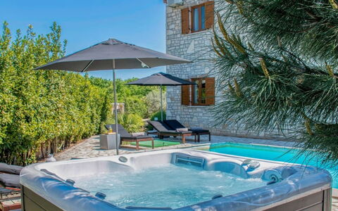 Istrian Oasis: Bleu, Piscine, Recours, Mobilier De Jardin, Eco Hôtel, Luminaire Plomberie, Chaise, Plante D'Appartement, Hôtel