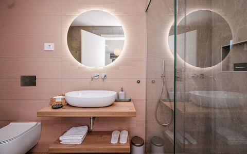 Vonskari: Mur, Salle De Bains, Design Intérieur, Lavabo, Luminaire Plomberie, Sol, Sol, Évier, Miroir, Plomberie