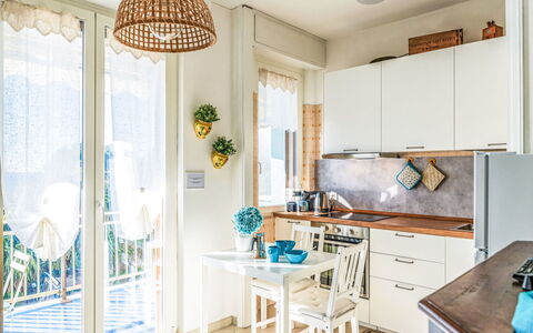 Bella Vista sul Mare: Meubles, Design Intérieur, Sol, Bois, Sol, Chaise, Pièce, Éclairage, Cuisine, Domicile