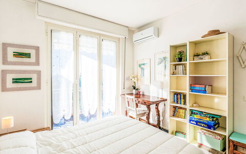 Bella Vista sul Mare: Meubles, Design Intérieur, Lit, Chambre, Sol, Mur, Sol, Pièce, Bois, Literie