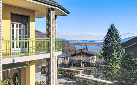 Le Radici: Zone Résidentielle, Façade, Architecture, Domicile, Balcon, Porche, Biens, Villa, Ombre, Balustrade