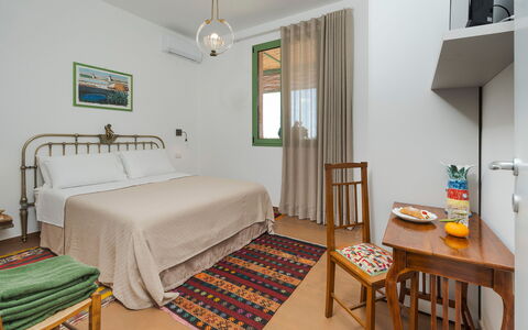 Mami: Mur, Design Intérieur, Meubles, Chambre, Appartement, Lit, Sol, Pièce, Drap De Lit, Cadre De Lit