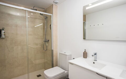 Cala Serena Village: Salle De Bains, Sol, Luminaire Plomberie, Mur, Sol, Design Intérieur, Miroir, Lavabo, Plomberie, Robinet