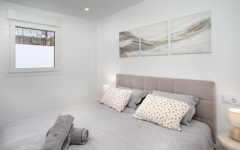 Cala Serena Village: Lit, Meubles, Chambre, Design Intérieur, Literie, Drap De Lit, Bois, Linge, Plafond, Pièce