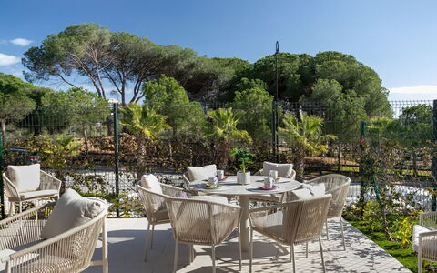 Cala Serena Village: Meubles, Mobilier De Jardin, Chaise, Tableau De Plein Air, Jardin, Ombre, Aménagement Paysager, Patio, Cour, Arrière-Cour