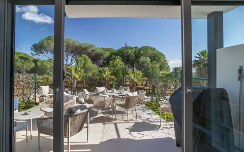 Cala Serena Village: Chaise, Meubles, Mobilier De Jardin, Ombre, Tableau De Plein Air, Eco Hôtel, Recours, Balcon, Table Cuisine Et Salle A Manger, Verre
