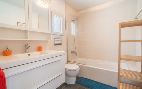 Sa Blanca: Sol, Design Intérieur, Salle De Bains, Luminaire Plomberie, Sol, Armoire De Toilette, Lavabo, Plomberie, Robinet, Évier