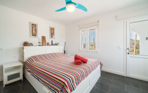 Sa Blanca: Meubles, Design Intérieur, Lit, Chambre, Sol, Sol, Drap De Lit, Bois, Plafond, Pièce
