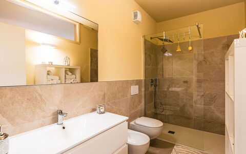 Micuzzo: Salle De Bains, Sol, Design Intérieur, Luminaire Plomberie, Sol, Mur, Lavabo, Évier, Robinet, Plomberie