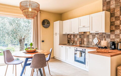 Micuzzo: Meubles, Design Intérieur, Sol, Bois, Sol, Pièce, Plafond, Chaise, Cuisine, Table Cuisine Et Salle A Manger