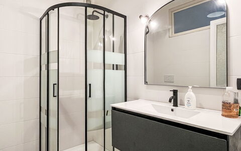 Casa Dea Diana: Salle De Bains, Luminaire Plomberie, Sol, Design Intérieur, Sol, Miroir, Armoire De Toilette, Plomberie, Lavabo, Robinet