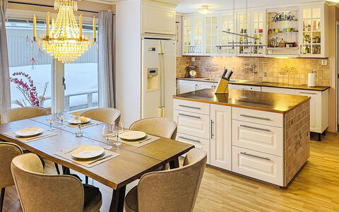 Villa Daniel: Meubles, Design Intérieur, Sol, Sol, Luminaire, Chaise, Comptoir, Cuisine, Bois, Cabinetry