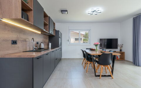 Ria with Heated Pool: Design Intérieur, Cuisine, Comptoir, Meubles, Sol, Bois, Plafond, Sol, Cabinetry, Luminaire