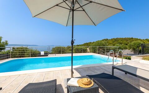 Ria with Heated Pool: Bleu, Parapluie, Mobilier De Jardin, Piscine, Recours, Loisir, Meubles, Ombre, Balancelle, Chaise