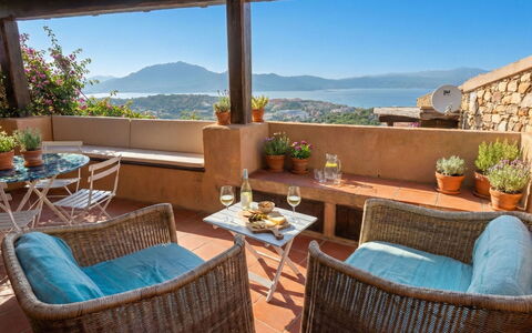 Breathtaking View Porto Rotondo: Meubles, Pot De Fleur, Chaise, Table, Recours, Plante D'Appartement, Mobilier De Jardin, Eco Hôtel, Ombre, Balcon
