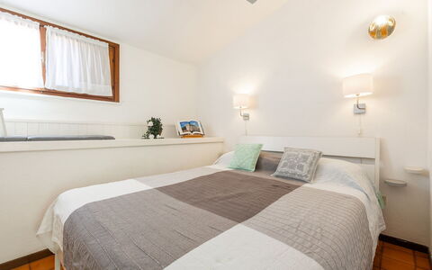 Casetta nel Blu: Lit, Meubles, Design Intérieur, Chambre, Mur, Sol, Sol, Plafond, Bois, Pièce