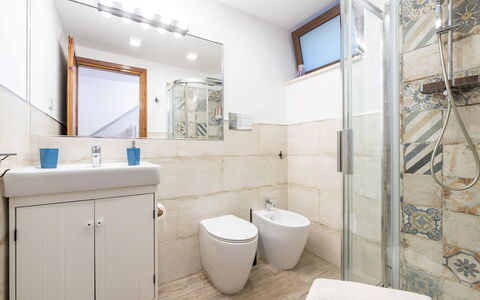 Casetta nel Blu: Sol, Salle De Bains, Luminaire Plomberie, Sol, Design Intérieur, Évier, Robinet, Lavabo, Toilette, Plomberie