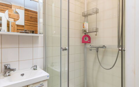 Metsis: Salle De Bains, Luminaire Plomberie, Design Intérieur, Sol, Lavabo, Sol, Toilette, Évier, Miroir, Robinet
