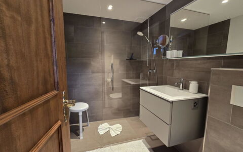 Tgiesa Alva: Sol, Luminaire Plomberie, Sol, Salle De Bains, Design Intérieur, Évier, Armoire De Toilette, Lavabo, Toilette, Robinet