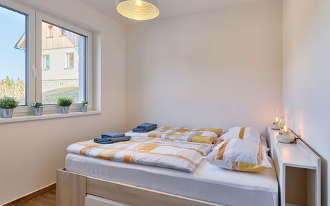 Sunny Terrace Oasis: Lit, Chambre, Design Intérieur, Bois, Meubles, Literie, Drap De Lit, Pièce, Sol, Sol