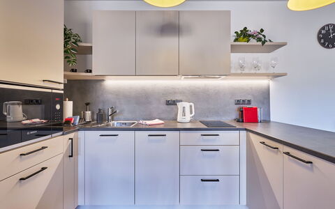 Sunny Terrace Oasis: Cuisine, Appareil De Cuisine, Comptoir, Cabinetry, Meubles, Design Intérieur, Principaux Appliance, Sol, Bois, Électroménager