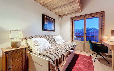 Chalet Shangri-La: Meubles, Design Intérieur, Lit, Chambre, Bois, Plafond, Sol, Pièce, Drap De Lit, Sol