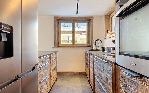 Chalet Shangri-La: Cuisine, Comptoir, Cabinetry, Bois, Sol, Appareil De Cuisine, Meubles, Principaux Appliance, Électroménager, Design Intérieur