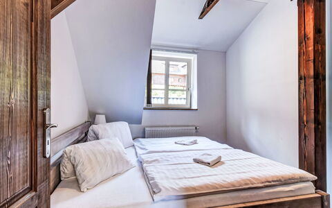 Zadov: Chambre, Sol, Bois, Sol, Lit, Meubles, Design Intérieur, Plafond, Literie, Drap De Lit