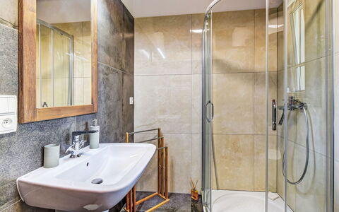 Zadov: Sol, Luminaire Plomberie, Design Intérieur, Salle De Bains, Sol, Plomberie, Robinet, Pièce, Douche, Évier