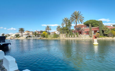 Empuriabrava 381: Bleu, L'Eau, Arbre, Plan D'Eau, Voie Navigable, Été, Lac, Bateau, Attraction Touristique, Canal