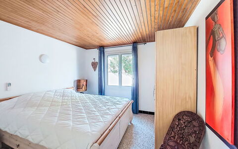 Maison Millet: Lit, Mur, Chambre, Meubles, Design Intérieur, Sol, Bois, Drap De Lit, Plafond, Sol
