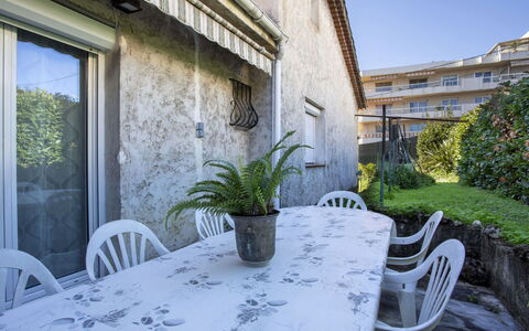 Maison Valensole: Mobilier De Jardin, Ombre, Pot De Fleur, Jardin, Chaise, Balcon, Plante D'Appartement, Béton, Cour, Tableau De Plein Air