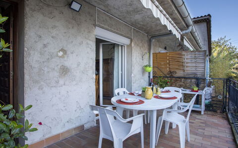 Maison Valensole: Meubles, Mobilier De Jardin, Pot De Fleur, Chaise, Tableau De Plein Air, Plante D'Appartement, Arrière-Cour, Balcon, Ombre, Table Cuisine Et Salle A Manger