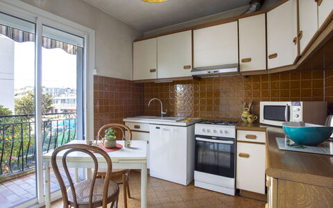 Maison Valensole: Cuisine, Appareil De Cuisine, Comptoir, Principaux Appliance, Bois, Design Intérieur, Sol, Meubles, Sol, Cabinetry