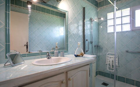 Maison Valensole: Design Intérieur, Luminaire Plomberie, Mur, Sol, Comptoir, Évier, Salle De Bains, Lavabo, Miroir, Robinet