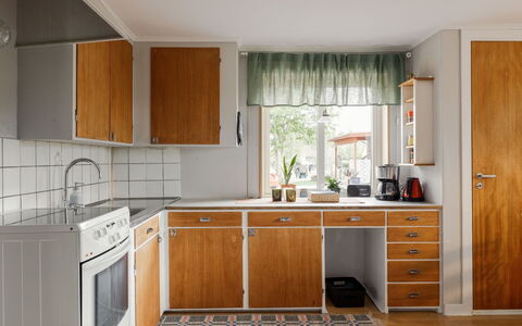 Hönetorpet: Cuisine, Appareil De Cuisine, Comptoir, Cabinetry, Principaux Appliance, Sol, Bois, Evier, Design Intérieur, Sol