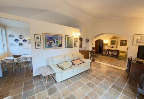 Villa Montepulciano Vineyard and Pool Retreat: Meubles, Sol, Design Intérieur, Sol, Canapé, Plafond, Bois, Salon, Pièce, Éclairage