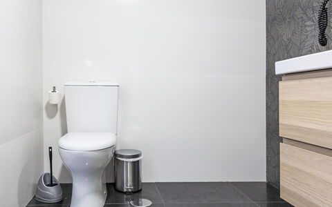 Camino del Río - Caminito del Rey: Siège De Toilette, Toilette, Salle De Bains, Luminaire Plomberie, Sol, Sol, Design Intérieur, Plomberie, Tuile, Armoire De Toilette