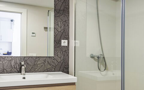 Camino del Río - Caminito del Rey: Salle De Bains, Lavabo, Luminaire Plomberie, Design Intérieur, Miroir, Mur, Sol, Évier, Armoire De Toilette, Sol
