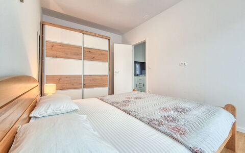 Marija: Lit, Design Intérieur, Chambre, Meubles, Bois, Plafond, Literie, Drap De Lit, Sol, Sol