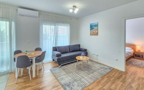 Marija: Sol, Design Intérieur, Sol, Plafond, Pièce, Meubles, Parquet, Appartement, Canapé, Salon