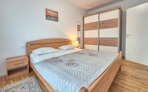 Marija: Lit, Meubles, Chambre, Design Intérieur, Literie, Drap De Lit, Sol, Sol, Pièce, Bois