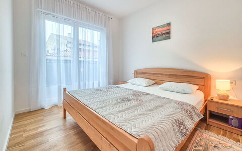 Marija: Lit, Chambre, Drap De Lit, Design Intérieur, Literie, Bois, Sol, Sol, Pièce, Linge