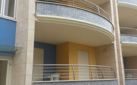 Residence Villarosa Pool and Beach: Appartement, Balcon, Verre, Ombre, Balustrade, Daylighting, Accueil Porte